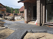 Укладка бордюра к дорожкам перед домом