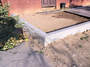 Укладка бордюра около дома