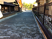 Укладка бордюра между тротуаром и клумбой