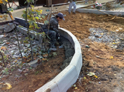 Укладка бордюра вокруг клумб