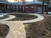 Укладка бордюра на дорожках на приусадебном участке