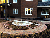 Укладка бордюра для обозначения клумбы