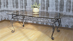 Кованый кофейный столик со стеклянной столешницей. От 25 000 ₽ за шт.