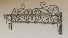 Кованые настенные вешалки с полкой для головных уборов. От 20 000 ₽ за шт.