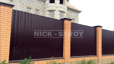 Заборы из профлиста, отделенные на секции кирпичными столбами. От 2 500 ₽ за кв.м